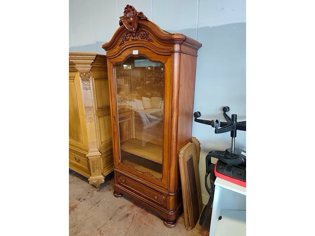 Antieke houten vitrinekast in lodewijk xv-stijl met een enkel glasdeur, een onderste lade en een uitgesneden kuif - afbeelding 2 van  6