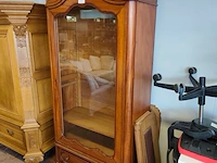 Antieke houten vitrinekast in lodewijk xv-stijl met een enkel glasdeur, een onderste lade en een uitgesneden kuif - afbeelding 2 van  6