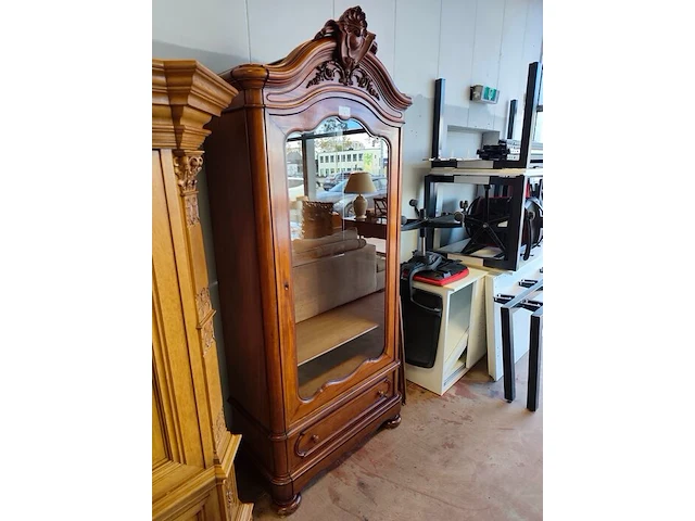 Antieke houten vitrinekast in lodewijk xv-stijl met een enkel glasdeur, een onderste lade en een uitgesneden kuif - afbeelding 3 van  6