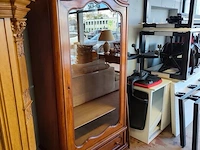 Antieke houten vitrinekast in lodewijk xv-stijl met een enkel glasdeur, een onderste lade en een uitgesneden kuif - afbeelding 3 van  6