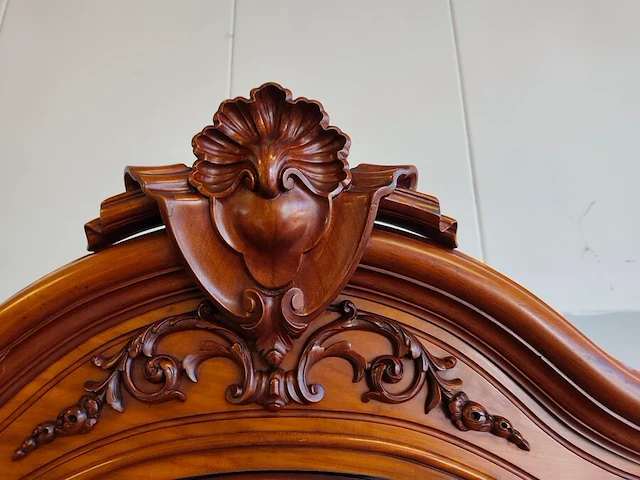Antieke houten vitrinekast in lodewijk xv-stijl met een enkel glasdeur, een onderste lade en een uitgesneden kuif - afbeelding 4 van  6