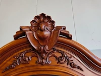 Antieke houten vitrinekast in lodewijk xv-stijl met een enkel glasdeur, een onderste lade en een uitgesneden kuif - afbeelding 4 van  6