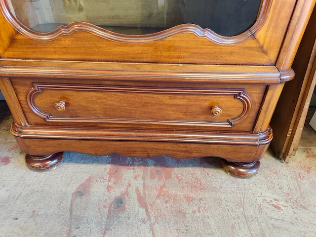 Antieke houten vitrinekast in lodewijk xv-stijl met een enkel glasdeur, een onderste lade en een uitgesneden kuif - afbeelding 5 van  6