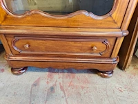 Antieke houten vitrinekast in lodewijk xv-stijl met een enkel glasdeur, een onderste lade en een uitgesneden kuif - afbeelding 5 van  6