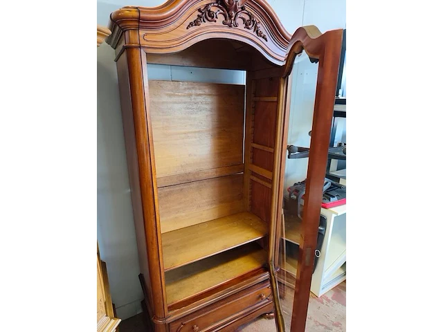Antieke houten vitrinekast in lodewijk xv-stijl met een enkel glasdeur, een onderste lade en een uitgesneden kuif - afbeelding 6 van  6