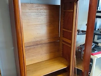Antieke houten vitrinekast in lodewijk xv-stijl met een enkel glasdeur, een onderste lade en een uitgesneden kuif - afbeelding 6 van  6