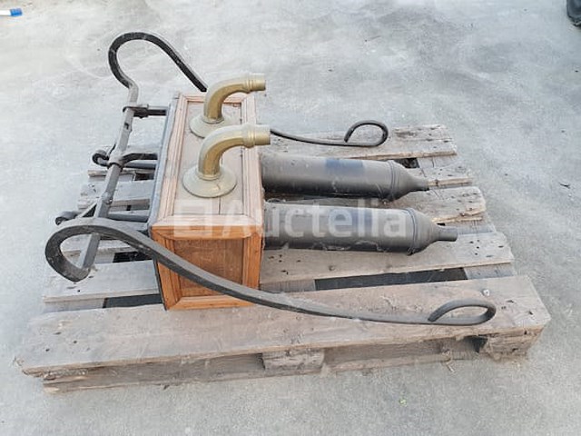 Antieke houten waterpomp - afbeelding 2 van  4