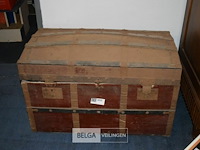 Antieke hutkoffer of scheepskist - afbeelding 1 van  3