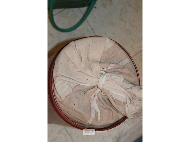 Antieke ijzeren koffiedoos met koffiebonen - afbeelding 3 van  3