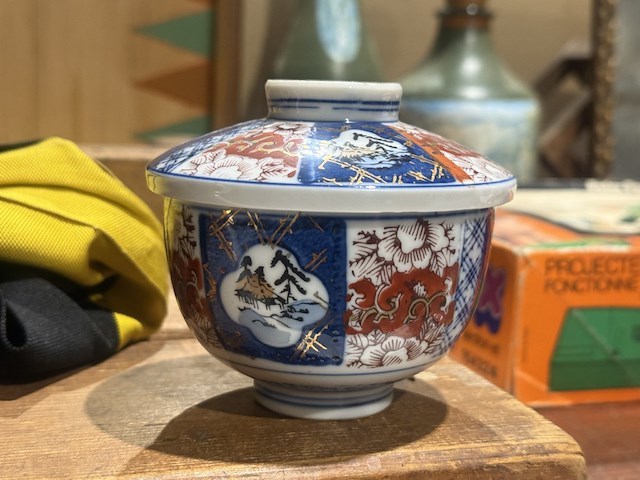 Antieke imari rijstkom met deksel - afbeelding 1 van  2