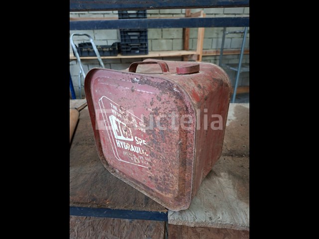 Antieke jcb metalen jerrycan - afbeelding 1 van  1