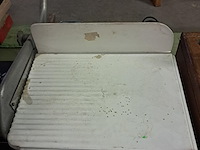 Antieke kaas snijmachine in emaille - afbeelding 1 van  9