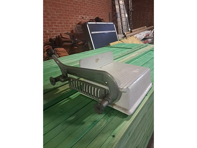 Antieke kaas snijmachine in emaille - afbeelding 3 van  9