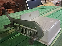 Antieke kaas snijmachine in emaille - afbeelding 3 van  9