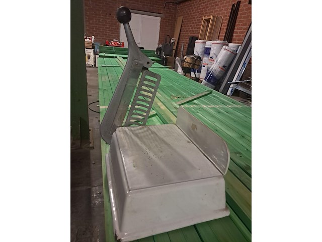 Antieke kaas snijmachine in emaille - afbeelding 4 van  9
