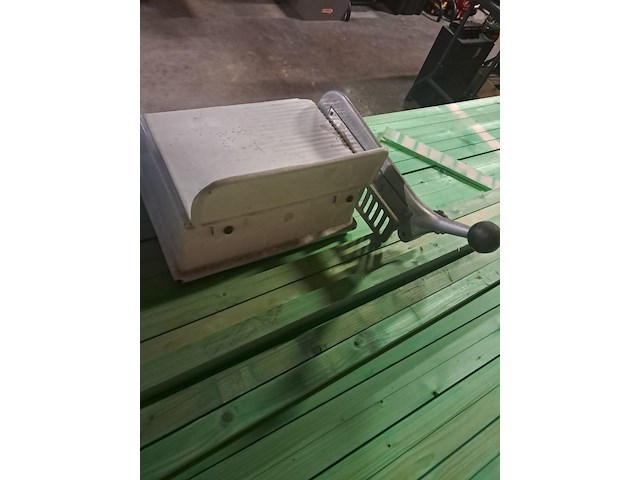 Antieke kaas snijmachine in emaille - afbeelding 7 van  9