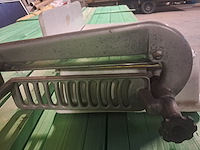 Antieke kaas snijmachine in emaille - afbeelding 9 van  9