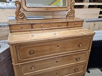 Antieke kast met spiegel