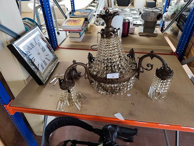 Antieke kroonluchter van brons met kristallen hangers, vierkante spiegelwandklok - afbeelding 1 van  7
