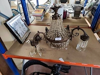 Antieke kroonluchter van brons met kristallen hangers, vierkante spiegelwandklok