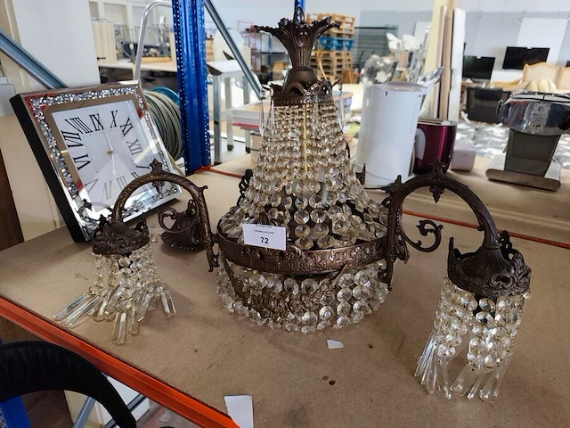 Antieke kroonluchter van brons met kristallen hangers, vierkante spiegelwandklok - afbeelding 2 van  7