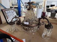 Antieke kroonluchter van brons met kristallen hangers, vierkante spiegelwandklok - afbeelding 2 van  7