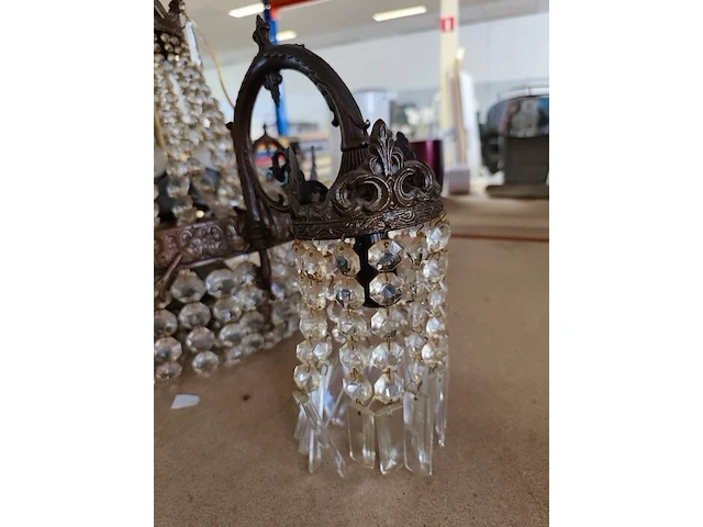 Antieke kroonluchter van brons met kristallen hangers, vierkante spiegelwandklok - afbeelding 3 van  7