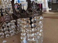 Antieke kroonluchter van brons met kristallen hangers, vierkante spiegelwandklok - afbeelding 3 van  7