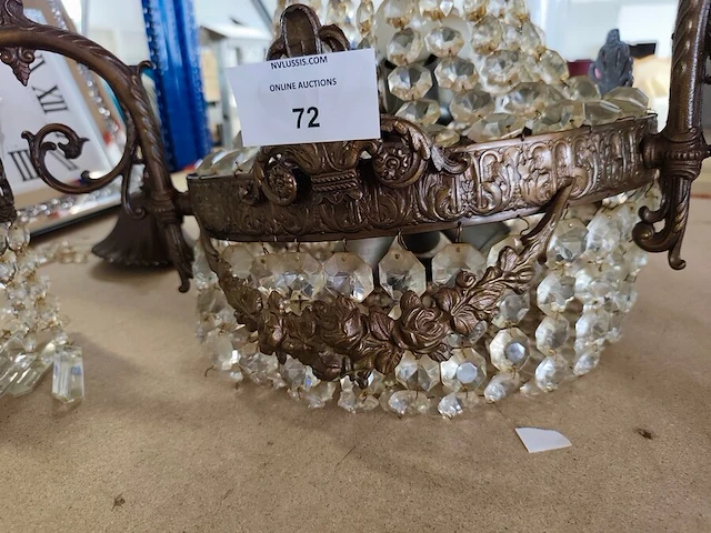 Antieke kroonluchter van brons met kristallen hangers, vierkante spiegelwandklok - afbeelding 4 van  7
