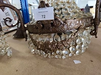 Antieke kroonluchter van brons met kristallen hangers, vierkante spiegelwandklok - afbeelding 4 van  7