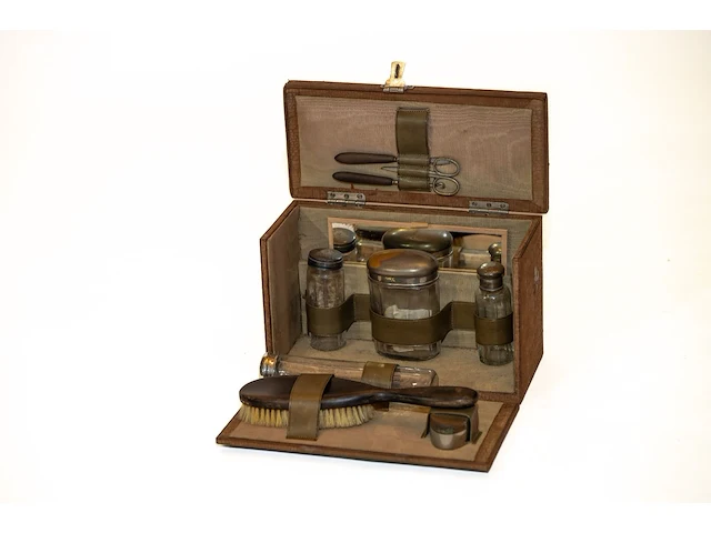 Antieke lederen toilet- / reiscassette met... - afbeelding 1 van  4