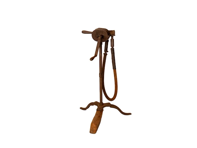 Antieke mechanische paardenscheermachine op... - afbeelding 1 van  3