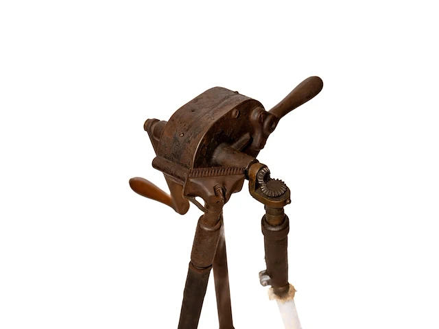Antieke mechanische paardenscheermachine op... - afbeelding 2 van  3
