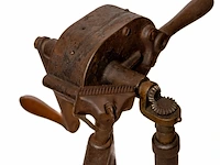 Antieke mechanische paardenscheermachine op... - afbeelding 2 van  3