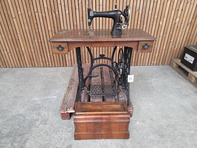 Antieke naaimachine margot - afbeelding 1 van  14