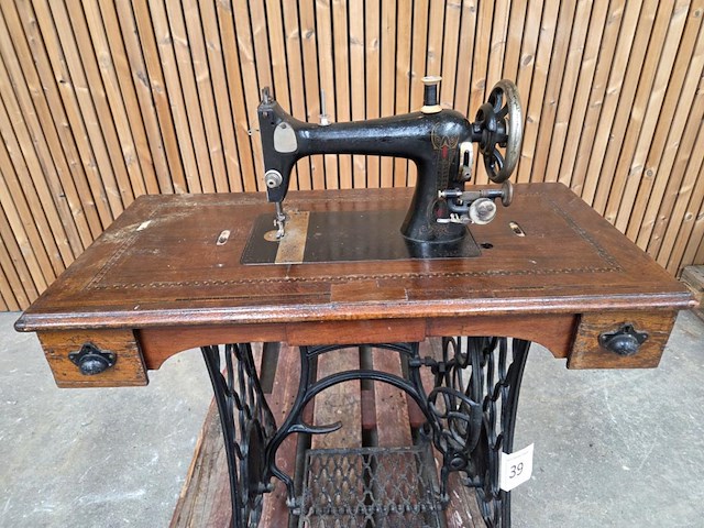 Antieke naaimachine margot - afbeelding 7 van  14