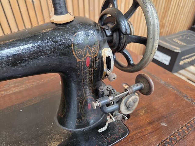 Antieke naaimachine margot - afbeelding 10 van  14