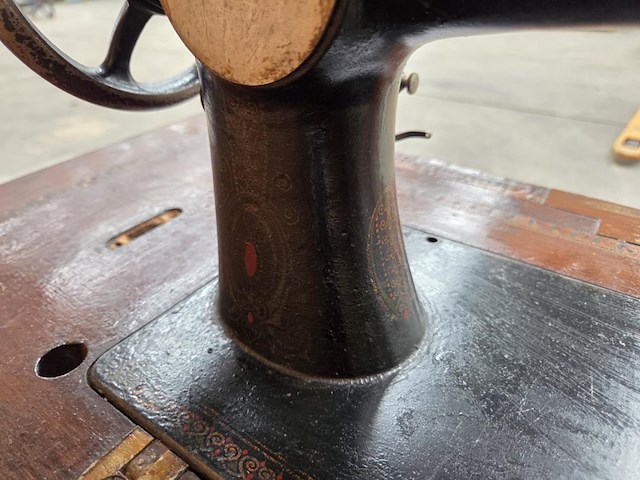 Antieke naaimachine margot - afbeelding 11 van  14