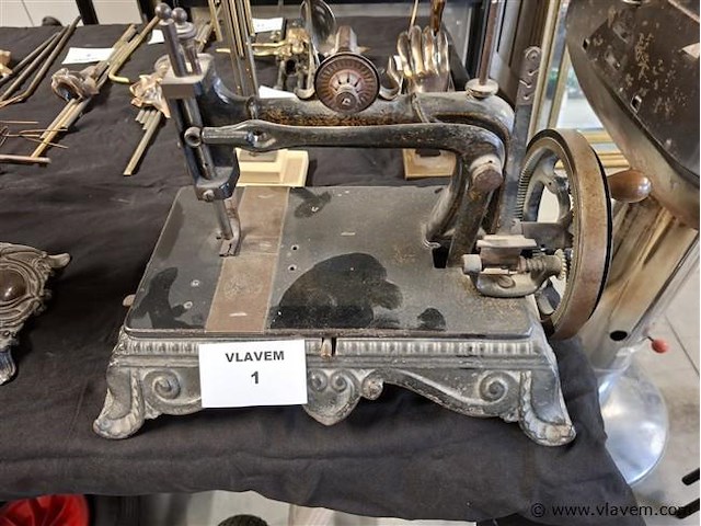 Antieke naaimachine - afbeelding 1 van  3