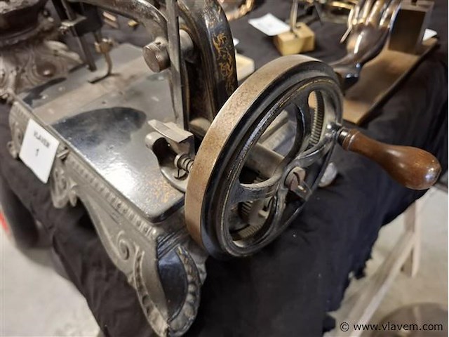 Antieke naaimachine - afbeelding 2 van  3