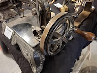 Antieke naaimachine - afbeelding 2 van  3