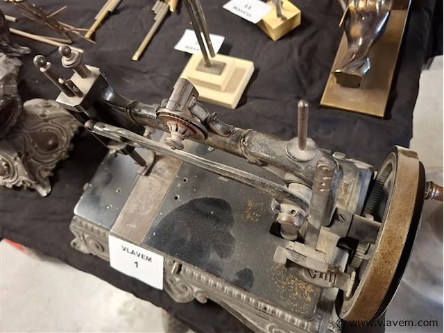Antieke naaimachine - afbeelding 3 van  3