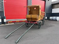 Antieke paardenkoetsen en boerenwagens