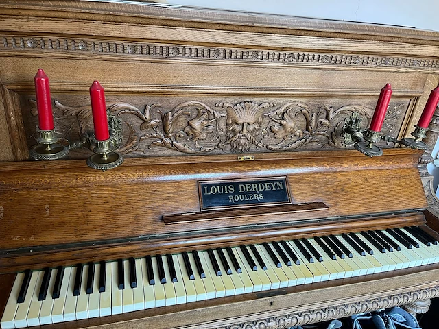 Antieke piano louis derdeyn roeselare, gesculpteerde eik met bronzen kandelaars - afbeelding 1 van  7