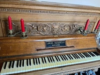Antieke piano louis derdeyn roeselare, gesculpteerde eik met bronzen kandelaars