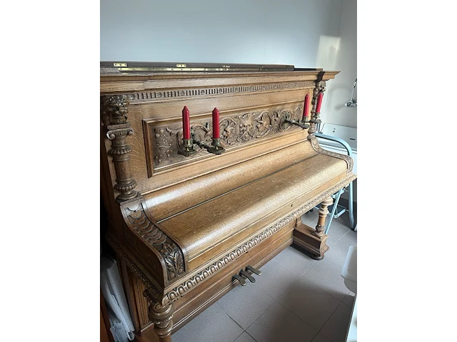 Antieke piano louis derdeyn roeselare, gesculpteerde eik met bronzen kandelaars - afbeelding 2 van  7