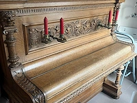 Antieke piano louis derdeyn roeselare, gesculpteerde eik met bronzen kandelaars - afbeelding 2 van  7