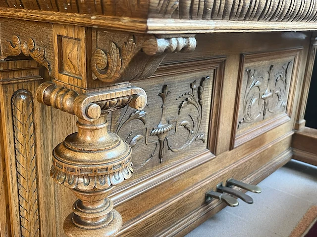 Antieke piano louis derdeyn roeselare, gesculpteerde eik met bronzen kandelaars - afbeelding 4 van  7