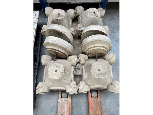 Antieke pilaren in zandsteen - various buidingmaterial - afbeelding 1 van  2