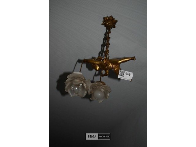 Antieke plafondlamp met een engel- of cherubijnfiguur (cupido) - afbeelding 1 van  3